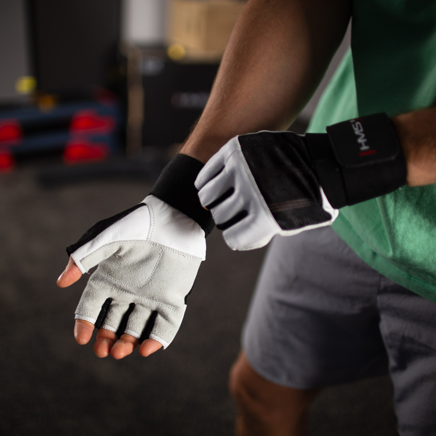 Fitness rukavice HMS RST04 bílé S